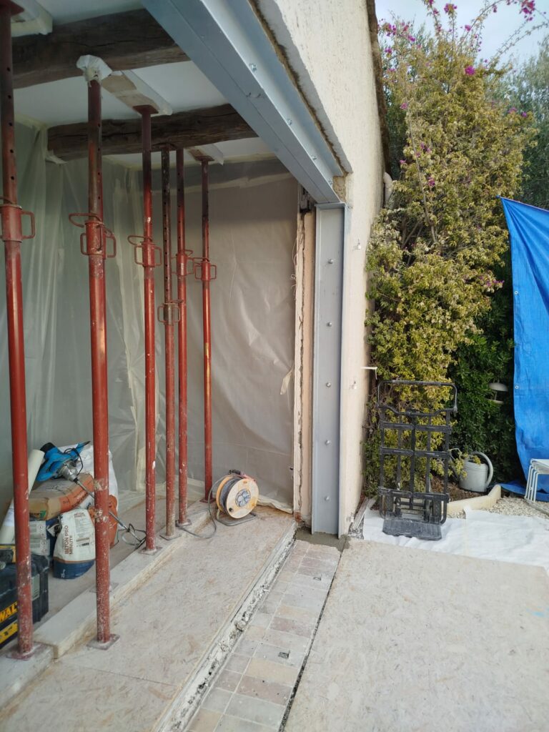 Création d’une ouverture dans un mur porteur de façade. Renforcement par structure métallique à Mouans-Sartoux - Ouverture et Démolition de Murs Porteurs Création d’une ouverture dans un mur porteur de façade. Renforcement par structure métallique à Mouans-Sartoux - Agrandissement d'une baie