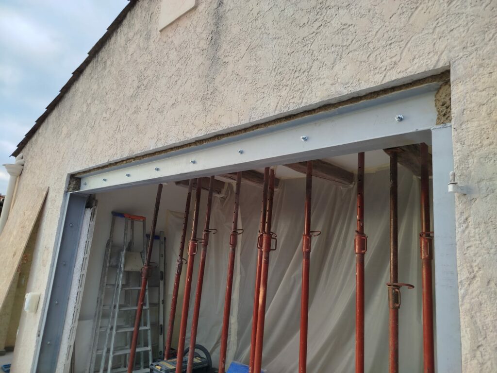 Création d’une ouverture dans un mur porteur de façade. Renforcement par structure métallique à Mouans-Sartoux - Ouverture et Démolition de Murs Porteurs Création d’une ouverture dans un mur porteur de façade. Renforcement par structure métallique à Mouans-Sartoux - Agrandissement d'une baie