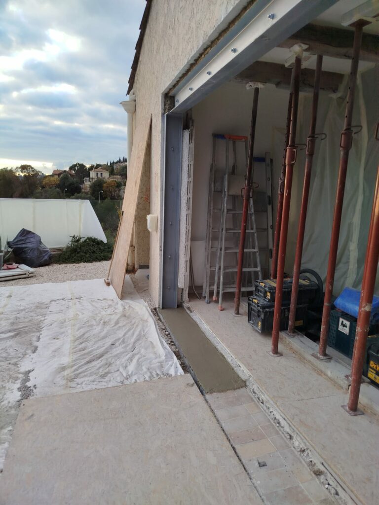 Création d’une ouverture dans un mur porteur de façade. Renforcement par structure métallique à Mouans-Sartoux - Ouverture et Démolition de Murs Porteurs Création d’une ouverture dans un mur porteur de façade. Renforcement par structure métallique à Mouans-Sartoux - Agrandissement d'une baie