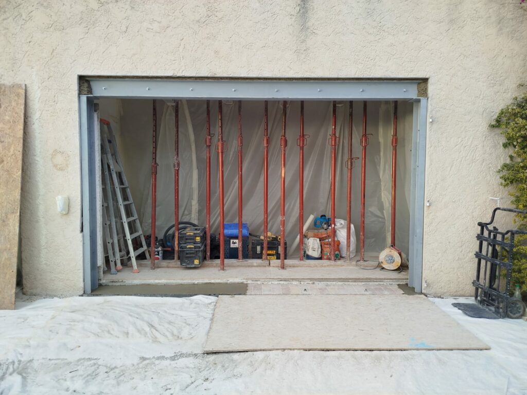 Création d’une ouverture dans un mur porteur de façade. Renforcement par structure métallique à Mouans-Sartoux - Ouverture et Démolition de Murs Porteurs Création d’une ouverture dans un mur porteur de façade. Renforcement par structure métallique à Mouans-Sartoux - Agrandissement d'une baie