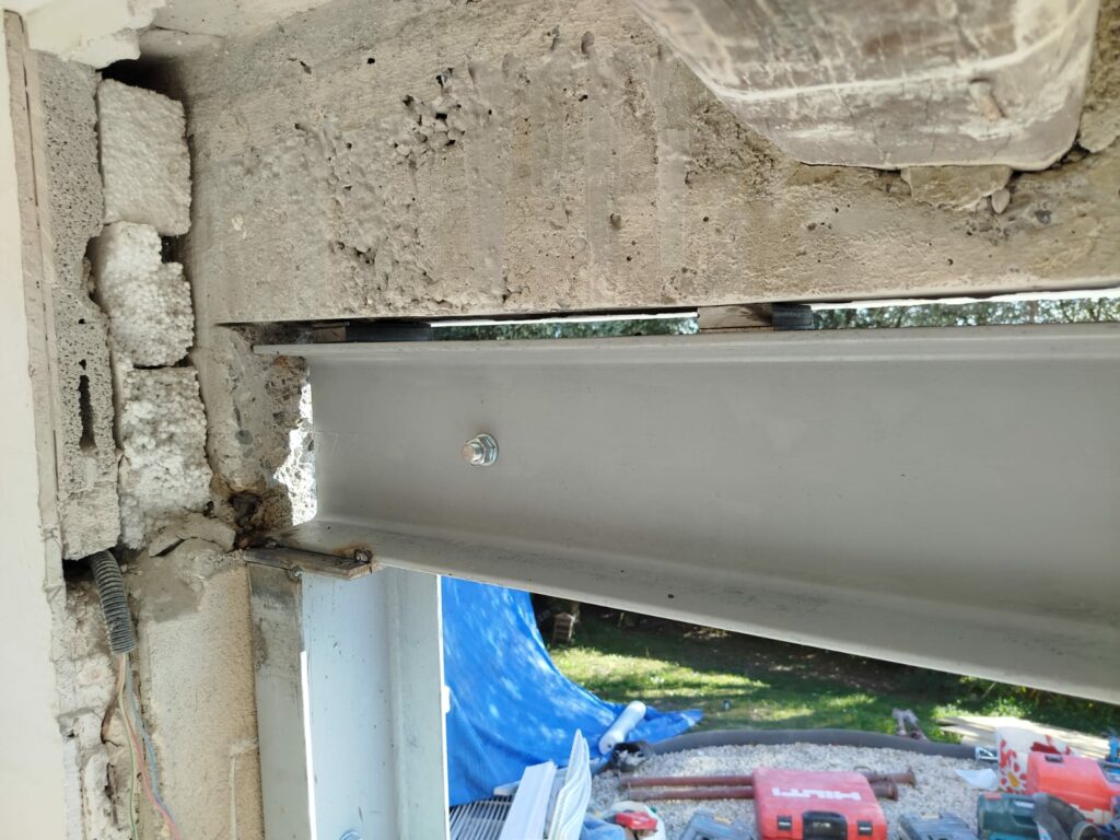 Création d’une ouverture dans un mur porteur de façade. Renforcement par structure métallique à Mouans-Sartoux - Ouverture et Démolition de Murs Porteurs Création d’une ouverture dans un mur porteur de façade. Renforcement par structure métallique à Mouans-Sartoux - Agrandissement d'une baie