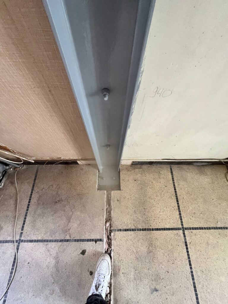 Démolition de cloisons semi-porteuses et renforcement structurel à Nice - Agrandissement d'une baie