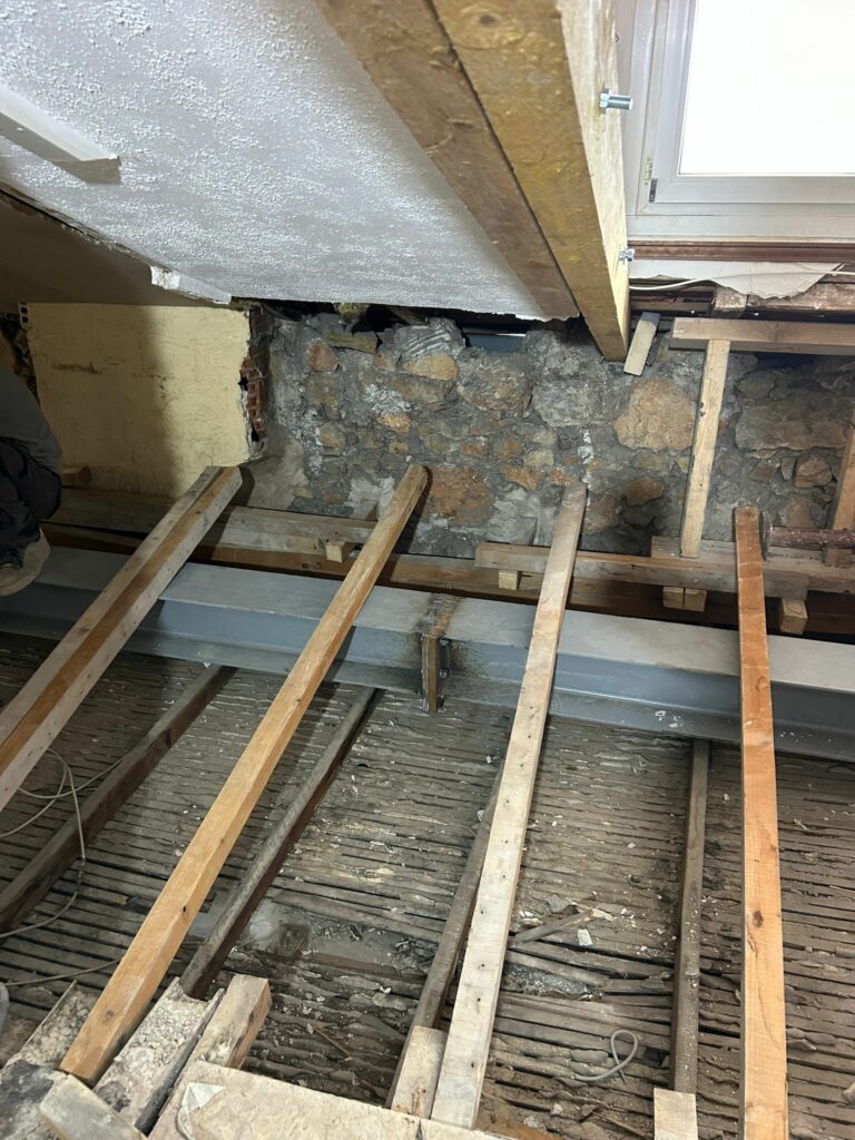 Reprise et renforcement d’un plancher bois en urgence à Cannes - Renforcement des poutres