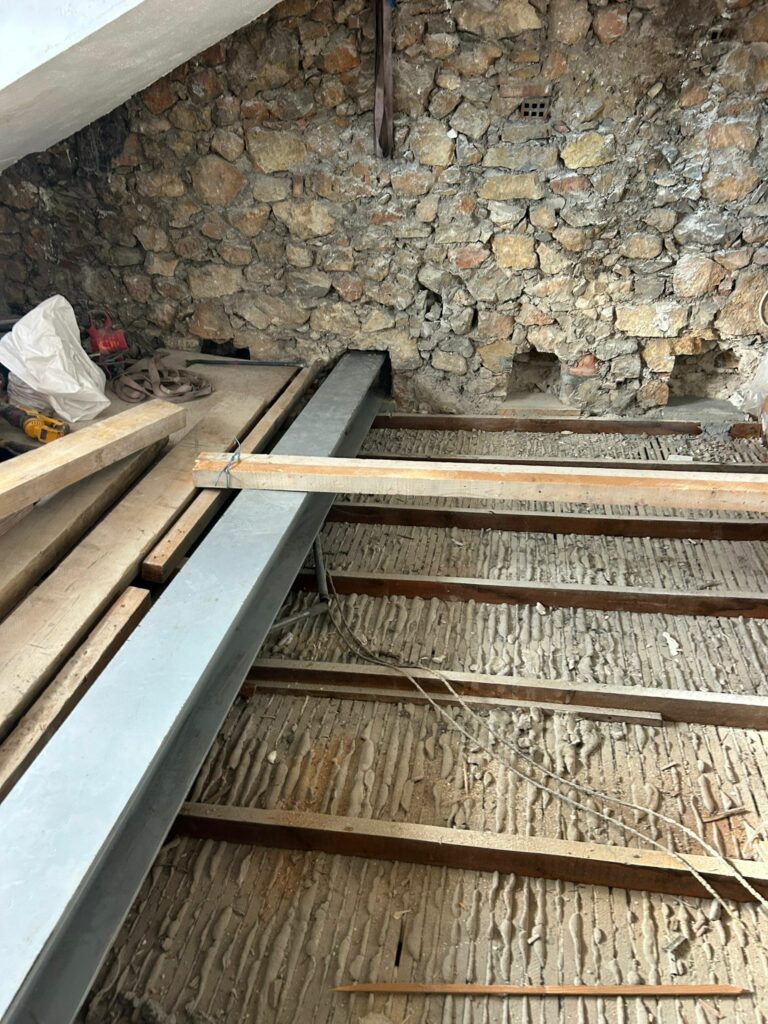 Reprise et renforcement d’un plancher bois en urgence à Cannes - Renforcement des poutres