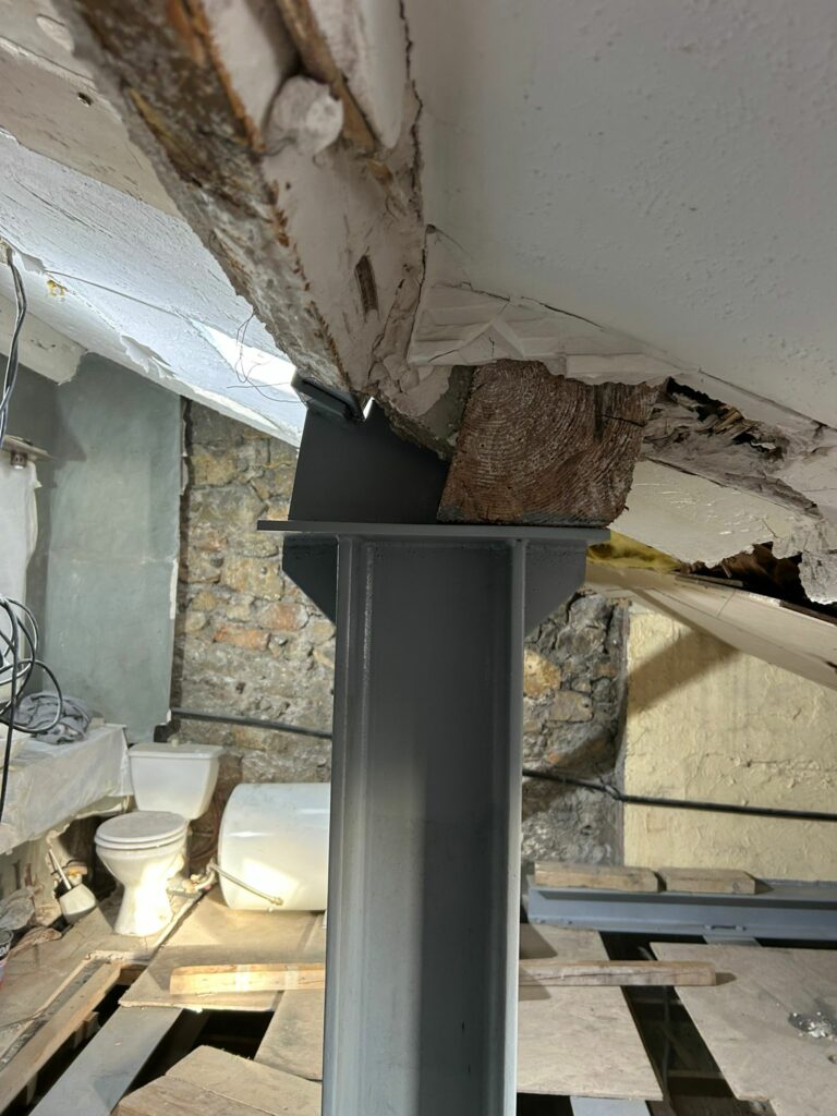 Reprise et renforcement d’un plancher bois en urgence à Cannes - Renforcement des poutres