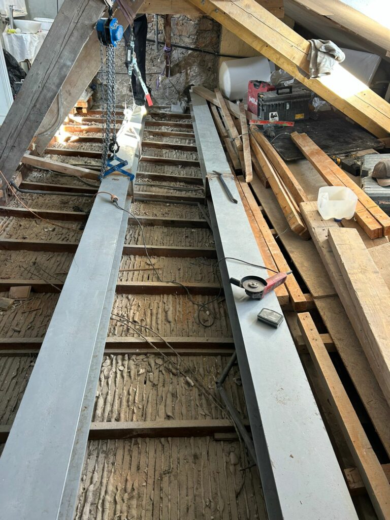 Reprise et renforcement d’un plancher bois en urgence à Cannes - Renforcement des poutres