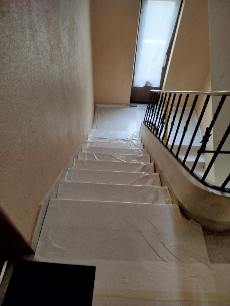 Ouverture dans un mur semi-porteur entre cuisine et salon à Antibes. Renforcement par structure métallique - Ouverture et Démolition de Murs Porteurs Ouverture dans un mur semi-porteur entre cuisine et salon à Antibes. Renforcement par structure métallique - Murs semi-porteur