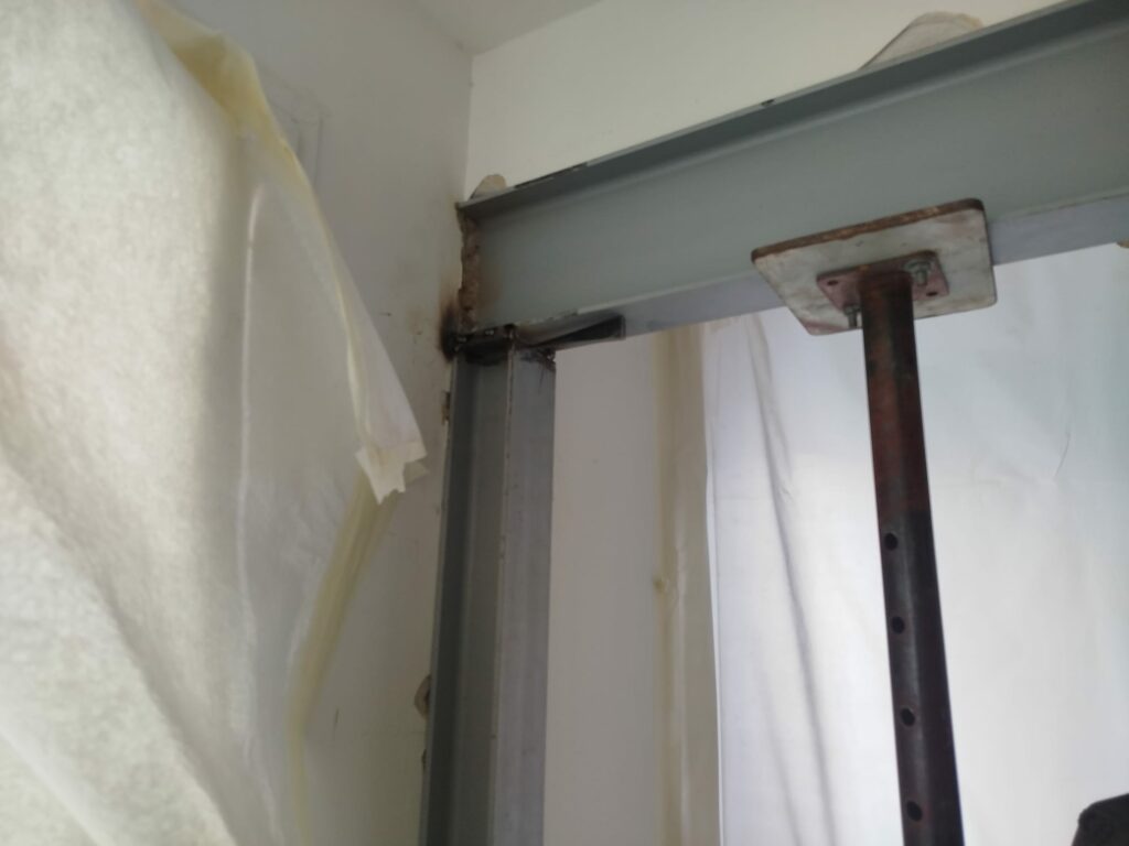 Ouverture dans un mur semi-porteur entre cuisine et salon à Antibes. Renforcement par structure métallique - Ouverture et Démolition de Murs Porteurs Ouverture dans un mur semi-porteur entre cuisine et salon à Antibes. Renforcement par structure métallique - Murs semi-porteur