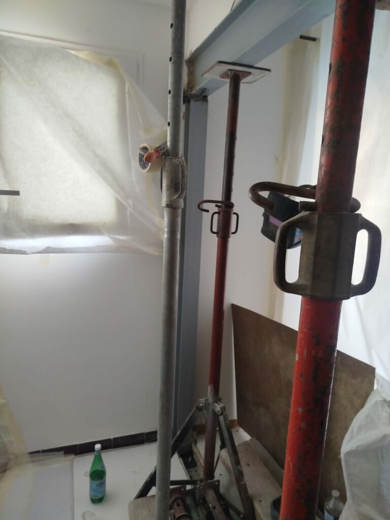 Ouverture dans un mur semi-porteur entre cuisine et salon à Antibes. Renforcement par structure métallique - Ouverture et Démolition de Murs Porteurs Ouverture dans un mur semi-porteur entre cuisine et salon à Antibes. Renforcement par structure métallique - Murs semi-porteur