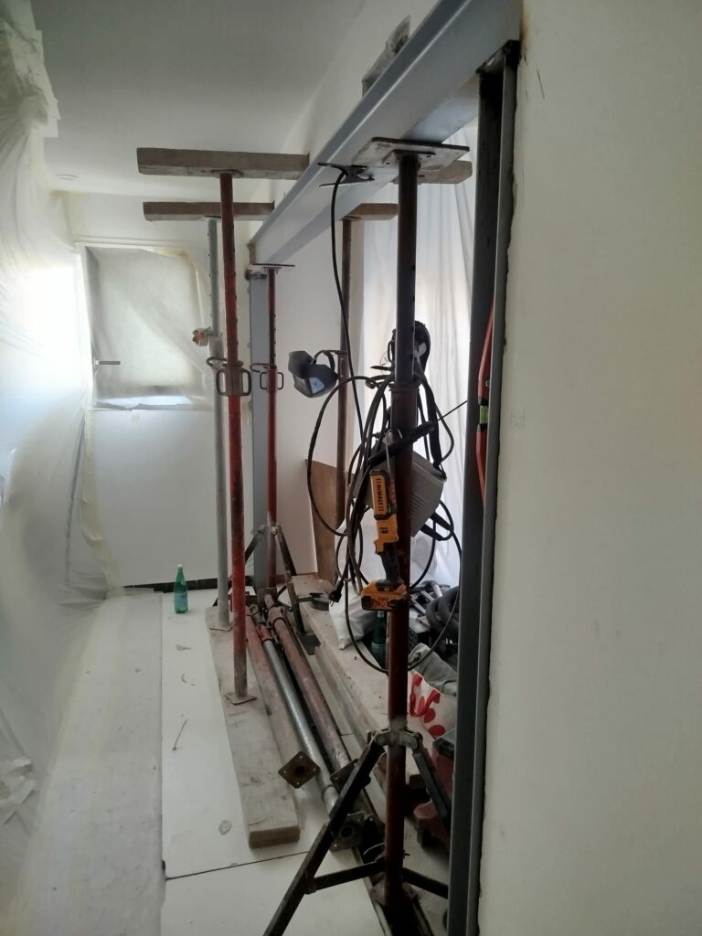 Ouverture dans un mur semi-porteur entre cuisine et salon à Antibes. Renforcement par structure métallique - Ouverture et Démolition de Murs Porteurs Ouverture dans un mur semi-porteur entre cuisine et salon à Antibes. Renforcement par structure métallique - Murs semi-porteur