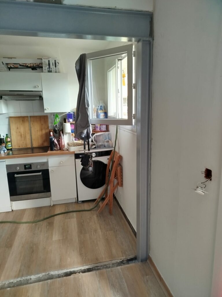 Ouverture dans un mur semi-porteur entre cuisine et salon à Antibes. Renforcement par structure métallique - Ouverture et Démolition de Murs Porteurs Ouverture dans un mur semi-porteur entre cuisine et salon à Antibes. Renforcement par structure métallique - Murs semi-porteur