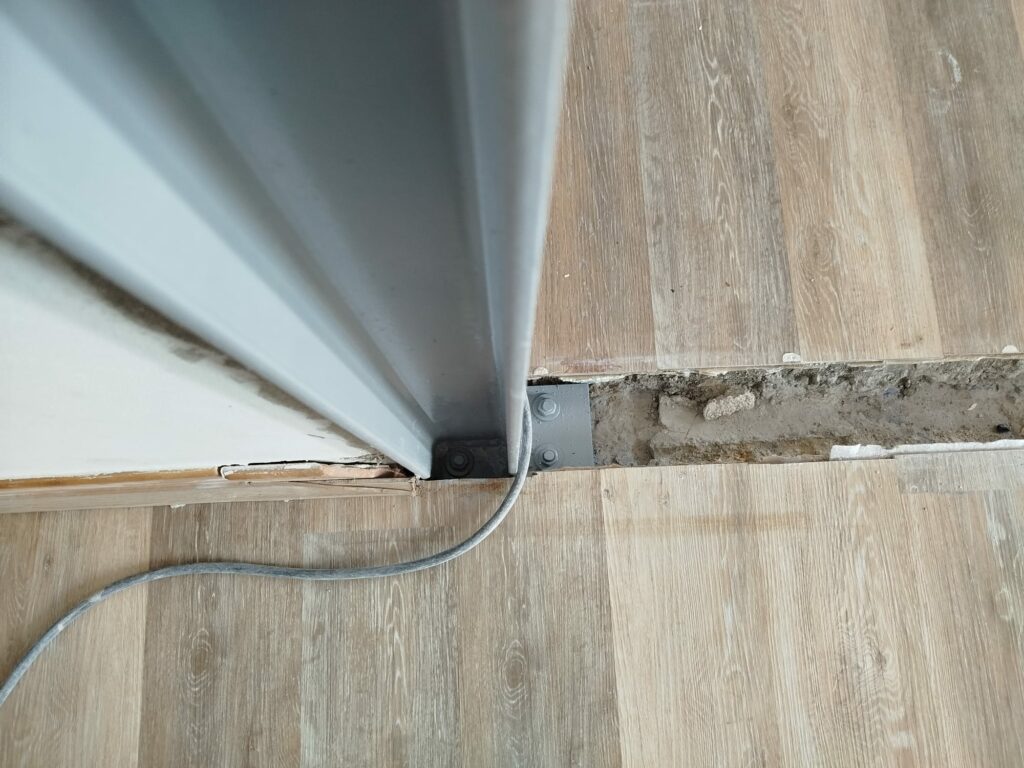 Ouverture dans un mur semi-porteur entre cuisine et salon à Antibes. Renforcement par structure métallique - Ouverture et Démolition de Murs Porteurs Ouverture dans un mur semi-porteur entre cuisine et salon à Antibes. Renforcement par structure métallique - Murs semi-porteur