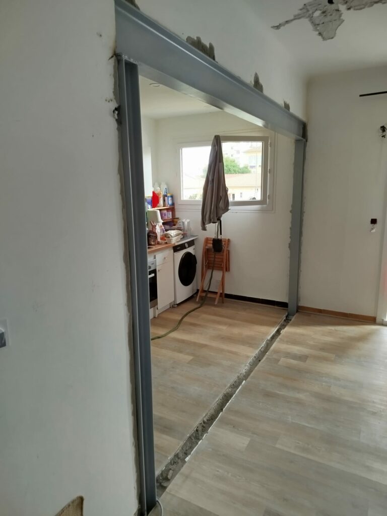 Ouverture dans un mur semi-porteur entre cuisine et salon à Antibes. Renforcement par structure métallique - Ouverture et Démolition de Murs Porteurs Ouverture dans un mur semi-porteur entre cuisine et salon à Antibes. Renforcement par structure métallique - Murs semi-porteur