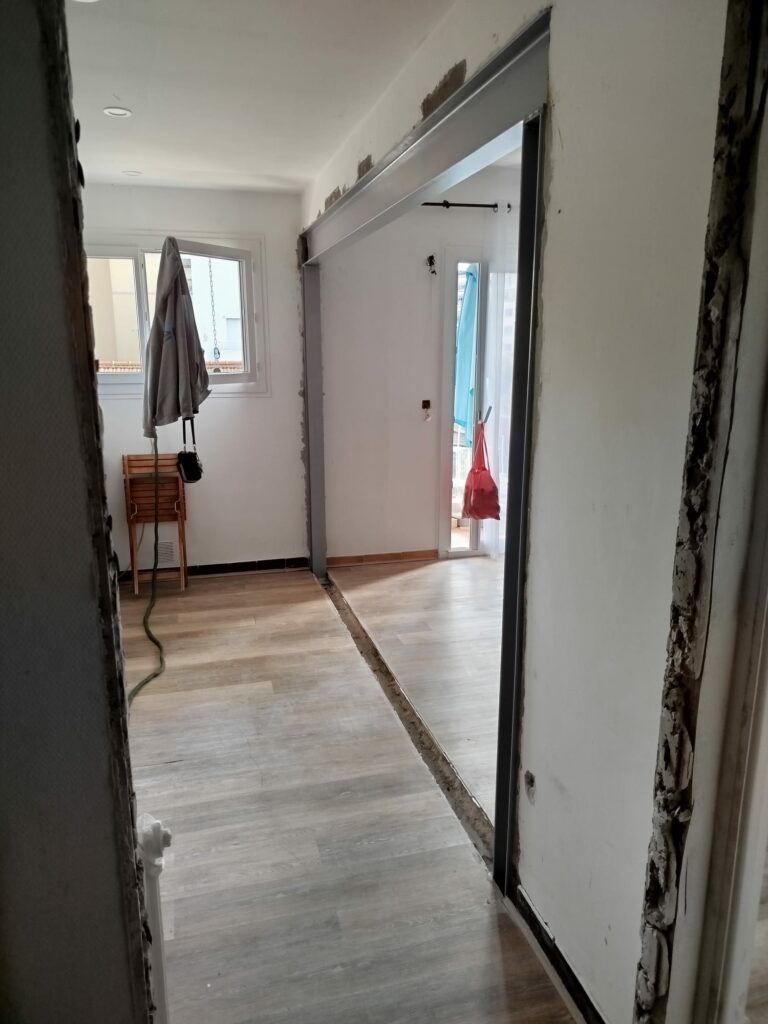 Ouverture dans un mur semi-porteur entre cuisine et salon à Antibes. Renforcement par structure métallique - Ouverture et Démolition de Murs Porteurs Ouverture dans un mur semi-porteur entre cuisine et salon à Antibes. Renforcement par structure métallique - Murs semi-porteur