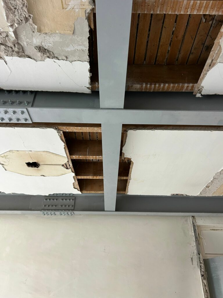 Renforcement d’un plancher par structure métallique à Cagnes-sur-Mer - Ouverture et Démolition de Murs Porteurs Renforcement d’un plancher par structure métallique à Cagnes-sur-Mer - Renforcement des poutres