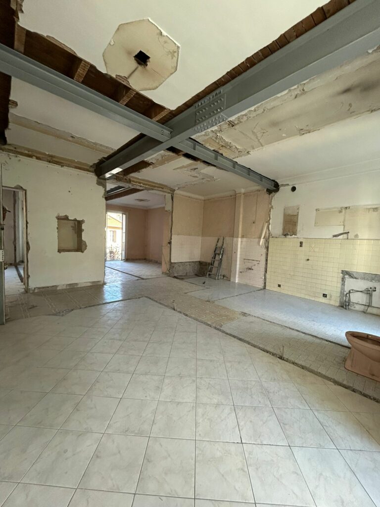 Renforcement d’un plancher par structure métallique à Cagnes-sur-Mer - Ouverture et Démolition de Murs Porteurs Renforcement d’un plancher par structure métallique à Cagnes-sur-Mer - Renforcement des poutres