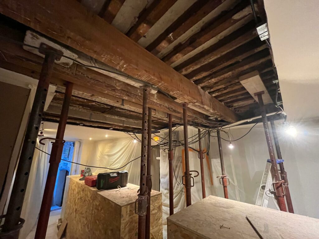 Renforcement de solives bois par structure métallique à Cannes - Ouverture et Démolition de Murs Porteurs Renforcement de solives bois par structure métallique à Cannes - Renforcement des poutres