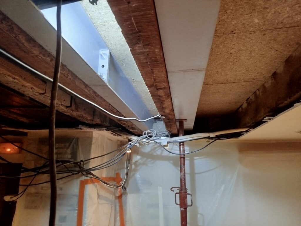 Renforcement de solives bois par structure métallique à Cannes - Ouverture et Démolition de Murs Porteurs Renforcement de solives bois par structure métallique à Cannes - Renforcement des poutres