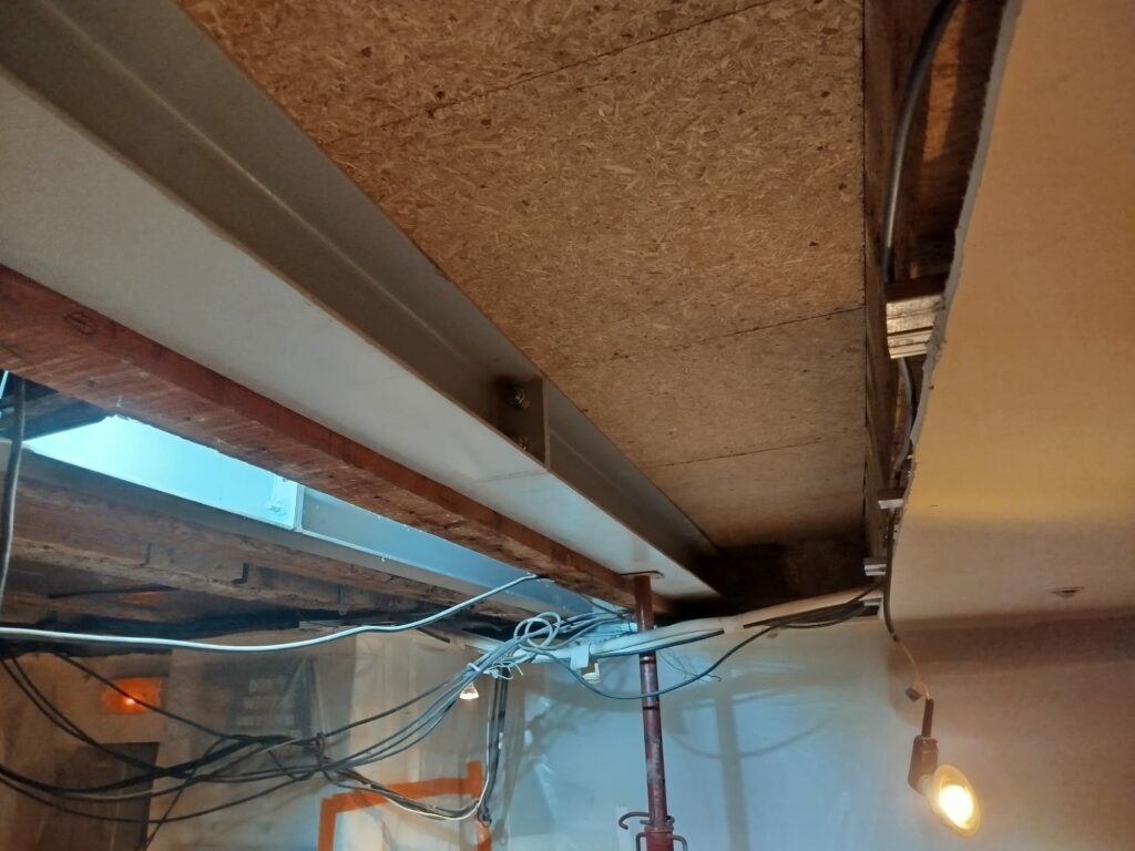 Renforcement de solives bois par structure métallique à Cannes - Ouverture et Démolition de Murs Porteurs Renforcement de solives bois par structure métallique à Cannes - Renforcement des poutres