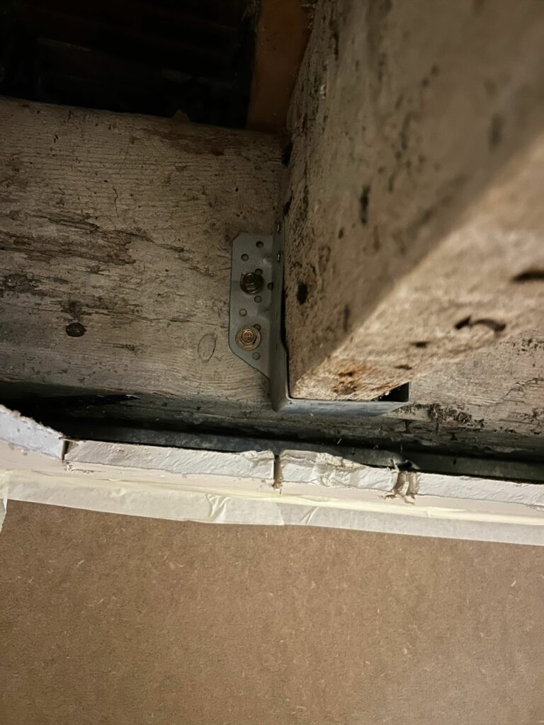 Renforcement de solives bois par structure métallique à Cannes - Ouverture et Démolition de Murs Porteurs Renforcement de solives bois par structure métallique à Cannes - Renforcement des poutres