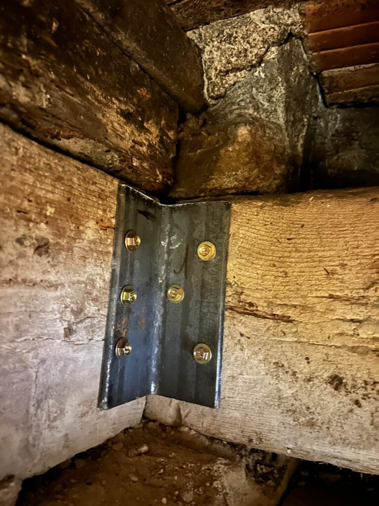 Renforcement de solives bois par structure métallique à Cannes - Ouverture et Démolition de Murs Porteurs Renforcement de solives bois par structure métallique à Cannes - Renforcement des poutres