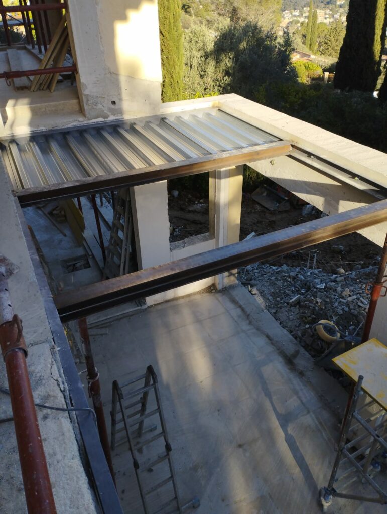 Création de terrasse avec plancher collaborant à Vallauris - Ouverture et Démolition de Murs Porteurs Création de terrasse avec plancher collaborant à Vallauris - Extension terrasse