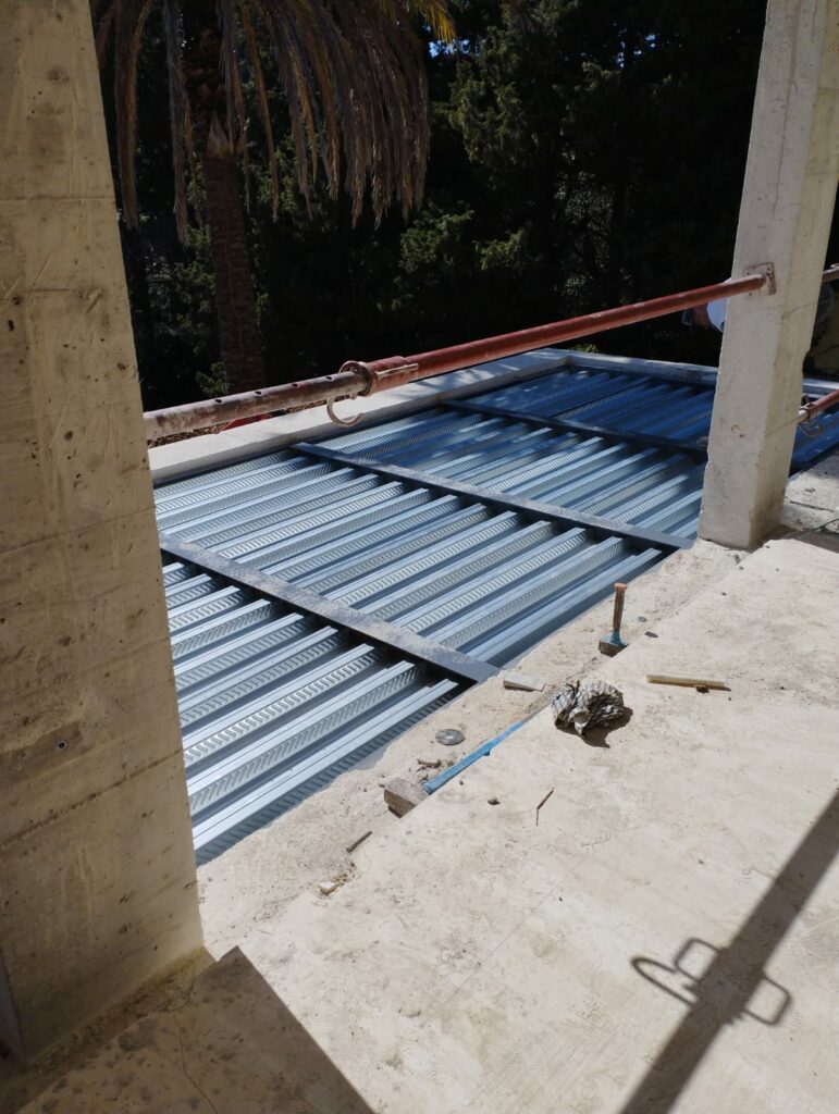 Création de terrasse avec plancher collaborant à Vallauris - Ouverture et Démolition de Murs Porteurs Création de terrasse avec plancher collaborant à Vallauris - Extension terrasse