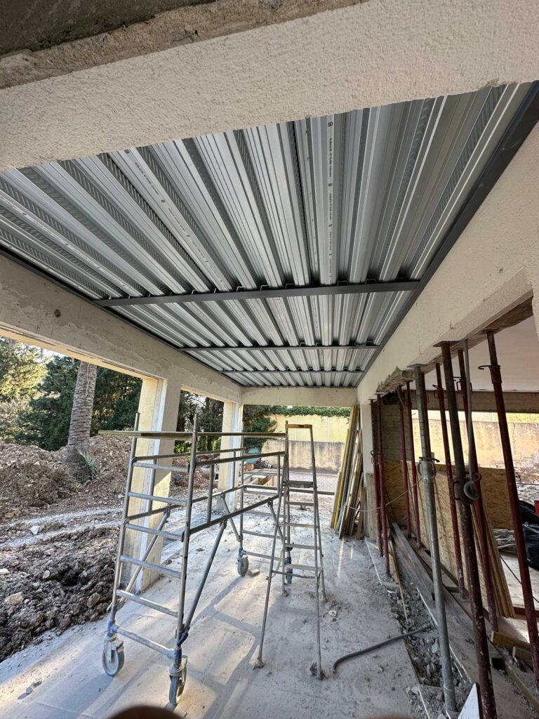 Création de terrasse avec plancher collaborant à Vallauris - Ouverture et Démolition de Murs Porteurs Création de terrasse avec plancher collaborant à Vallauris - Extension terrasse