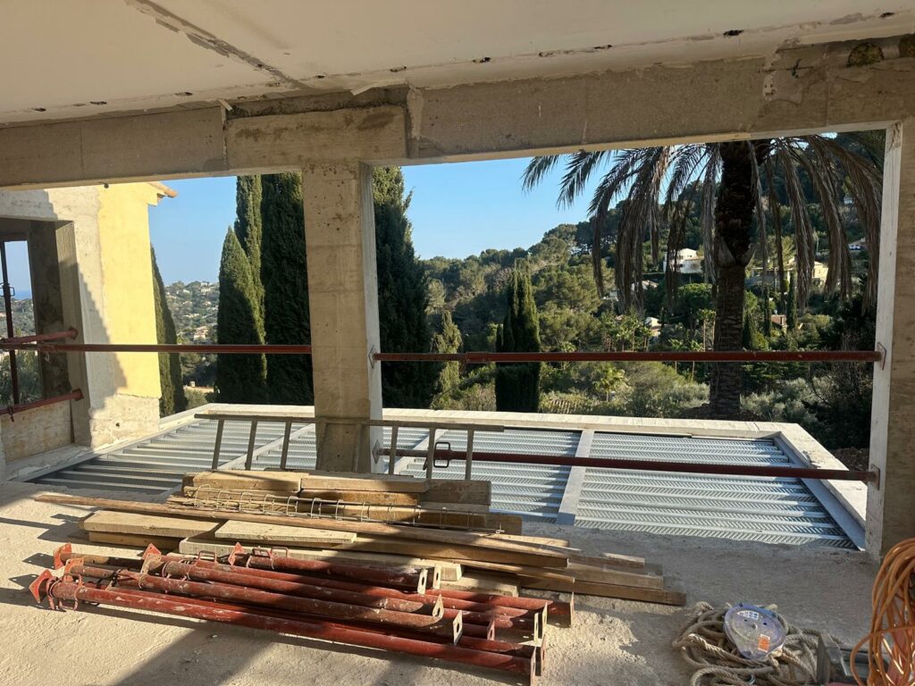 Création de terrasse avec plancher collaborant à Vallauris - Ouverture et Démolition de Murs Porteurs Création de terrasse avec plancher collaborant à Vallauris - Extension terrasse