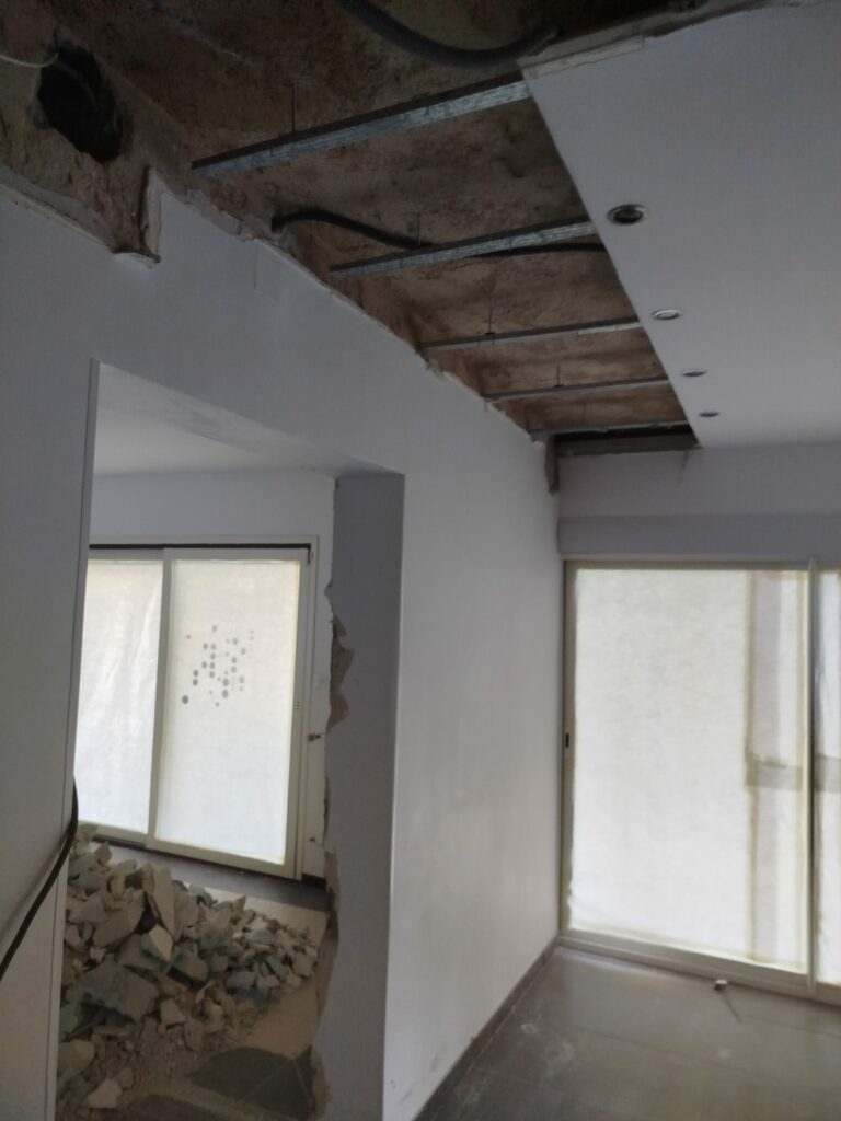 Agrandissement d’un mur porteur à Antibes. Renforcement par structure métallique. - Ouverture et Démolition de Murs Porteurs Agrandissement d’un mur porteur à Antibes. Renforcement par structure métallique. - Démolition des Murs porteurs