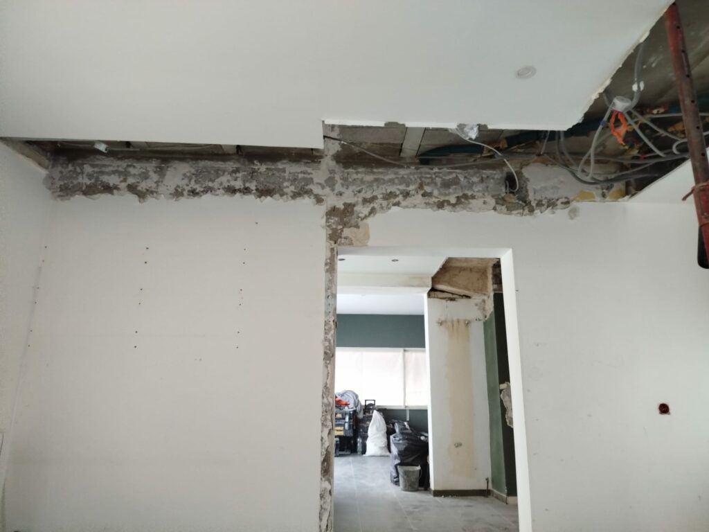 Agrandissement d’un mur porteur à Antibes. Renforcement par structure métallique. - Ouverture et Démolition de Murs Porteurs Agrandissement d’un mur porteur à Antibes. Renforcement par structure métallique. - Démolition des Murs porteurs