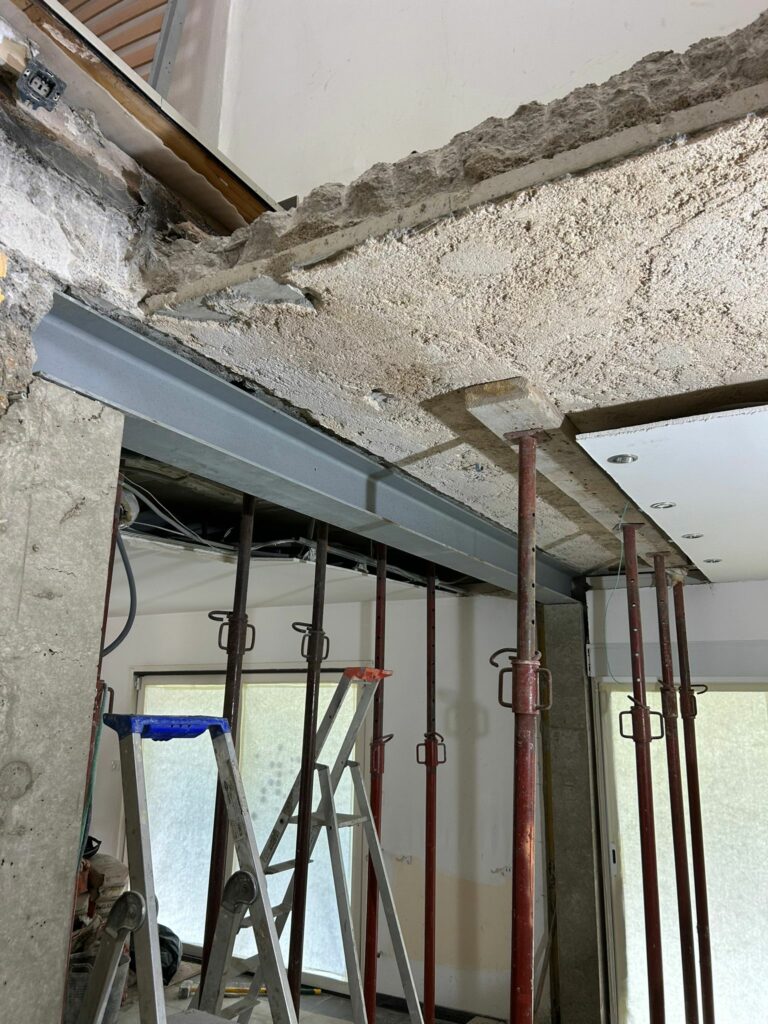 Agrandissement d’un mur porteur à Antibes. Renforcement par structure métallique. - Ouverture et Démolition de Murs Porteurs Agrandissement d’un mur porteur à Antibes. Renforcement par structure métallique. - Démolition des Murs porteurs