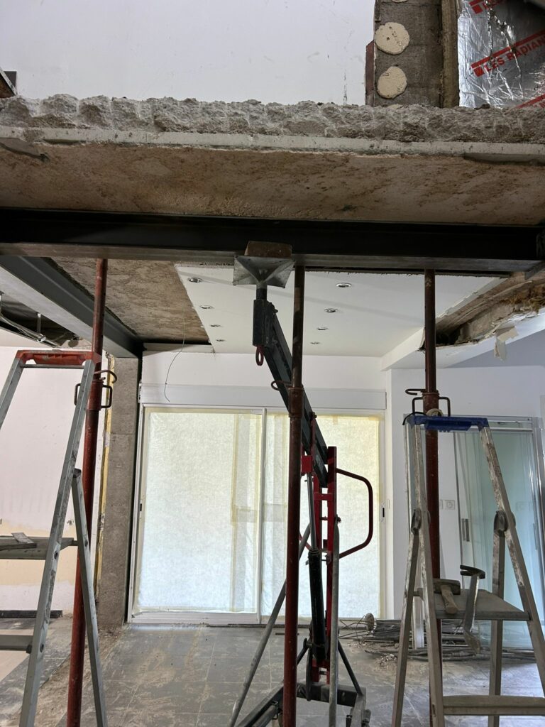 Agrandissement d’un mur porteur à Antibes. Renforcement par structure métallique. - Ouverture et Démolition de Murs Porteurs Agrandissement d’un mur porteur à Antibes. Renforcement par structure métallique. - Démolition des Murs porteurs