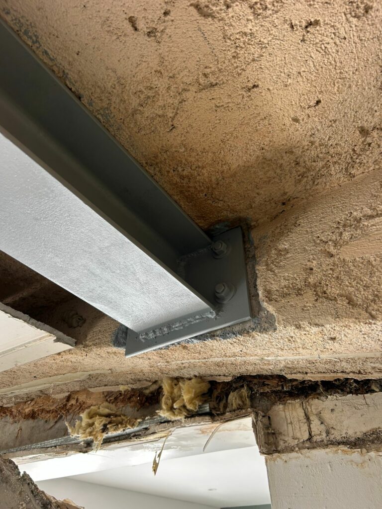 Agrandissement d’un mur porteur à Antibes. Renforcement par structure métallique. - Ouverture et Démolition de Murs Porteurs Agrandissement d’un mur porteur à Antibes. Renforcement par structure métallique. - Démolition des Murs porteurs