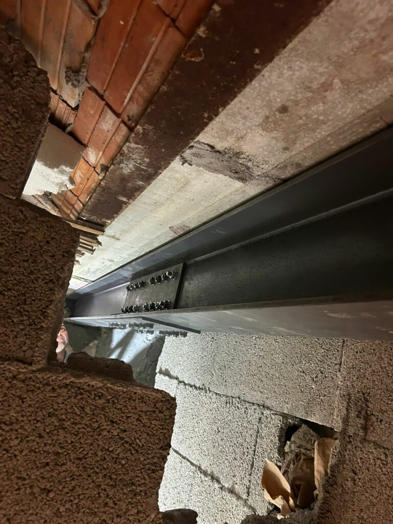 Renforcement d’une poutre noyée en béton armé après démolition de cloisons à Nice - Ouverture et Démolition de Murs Porteurs Renforcement d’une poutre noyée en béton armé après démolition de cloisons à Nice - Murs semi-porteur