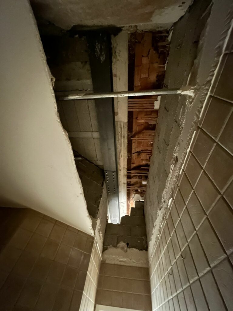 Renforcement d’une poutre noyée en béton armé après démolition de cloisons à Nice - Ouverture et Démolition de Murs Porteurs Renforcement d’une poutre noyée en béton armé après démolition de cloisons à Nice - Murs semi-porteur