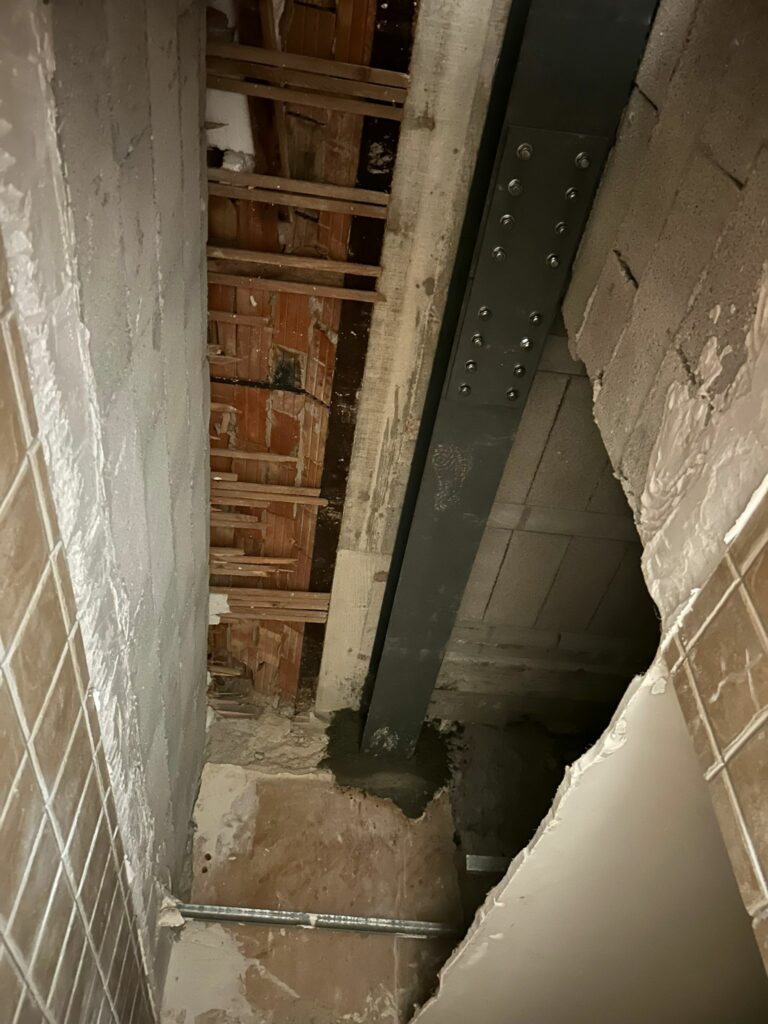 Renforcement d’une poutre noyée en béton armé après démolition de cloisons à Nice - Ouverture et Démolition de Murs Porteurs Renforcement d’une poutre noyée en béton armé après démolition de cloisons à Nice - Murs semi-porteur