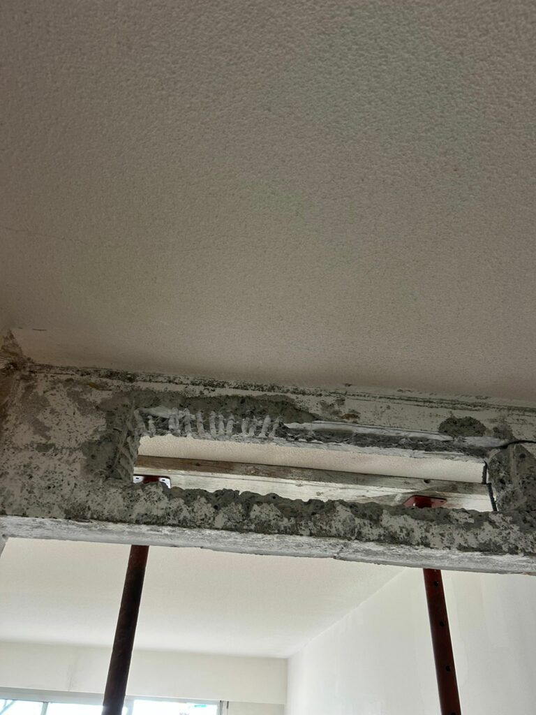 Reprise en urgence d’une poutre en béton armé accidentellement sectionnée à Grasse (06130) - Renforcement des poutres