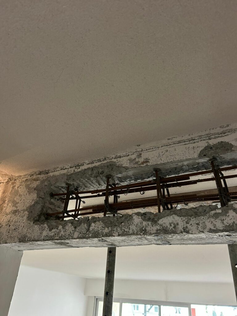 Reprise en urgence d’une poutre en béton armé accidentellement sectionnée à Grasse (06130) - Renforcement des poutres