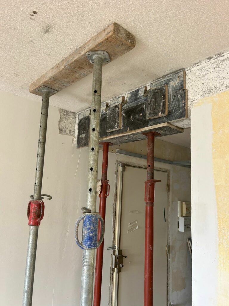 Reprise en urgence d’une poutre en béton armé accidentellement sectionnée à Grasse (06130) - Renforcement des poutres