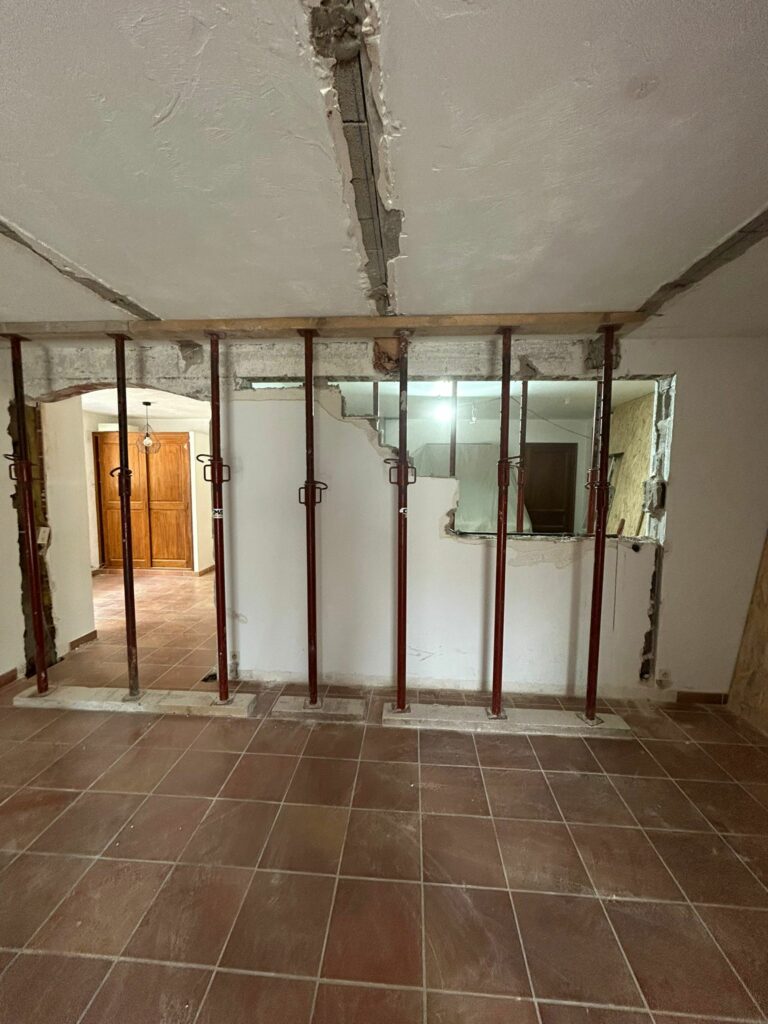 Agrandissement d’ouvertures dans murs porteurs avec renforcement par structure métallique à Tourrettes-sur-Loup - Ouverture et Démolition de Murs Porteurs Agrandissement d’ouvertures dans murs porteurs avec renforcement par structure métallique à Tourrettes-sur-Loup - Agrandissement d'une baie