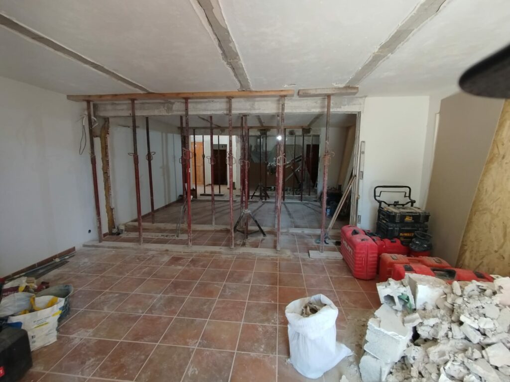 Agrandissement d’ouvertures dans murs porteurs avec renforcement par structure métallique à Tourrettes-sur-Loup - Ouverture et Démolition de Murs Porteurs Agrandissement d’ouvertures dans murs porteurs avec renforcement par structure métallique à Tourrettes-sur-Loup - Agrandissement d'une baie