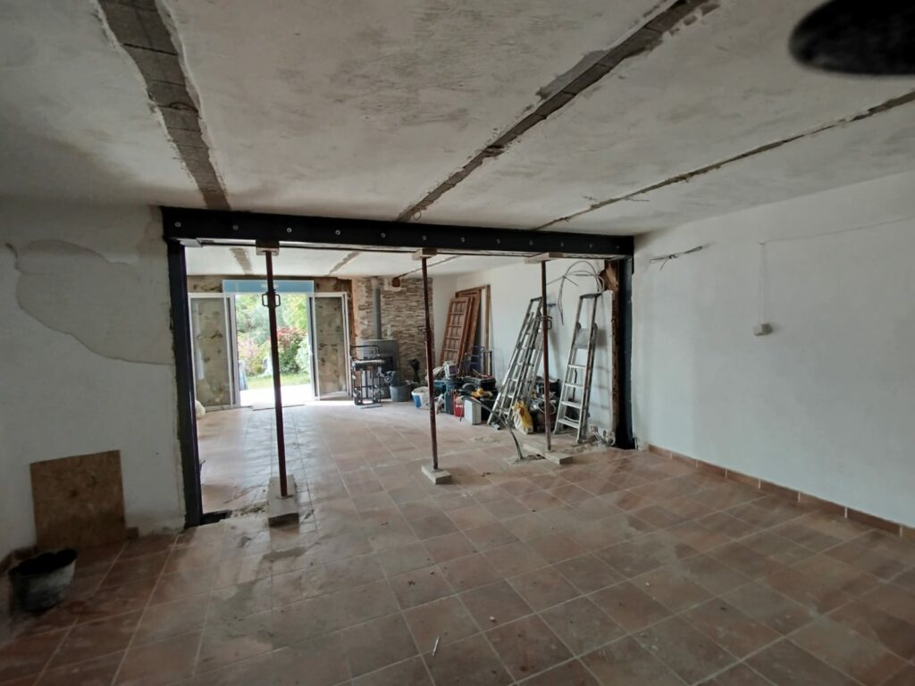 Agrandissement d’ouvertures dans murs porteurs avec renforcement par structure métallique à Tourrettes-sur-Loup - Ouverture et Démolition de Murs Porteurs Agrandissement d’ouvertures dans murs porteurs avec renforcement par structure métallique à Tourrettes-sur-Loup - Agrandissement d'une baie