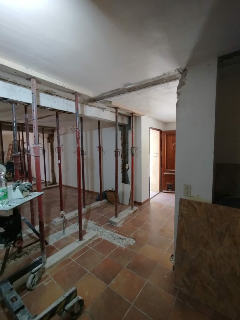 Agrandissement d’ouvertures dans murs porteurs avec renforcement par structure métallique à Tourrettes-sur-Loup - Ouverture et Démolition de Murs Porteurs Agrandissement d’ouvertures dans murs porteurs avec renforcement par structure métallique à Tourrettes-sur-Loup - Agrandissement d'une baie