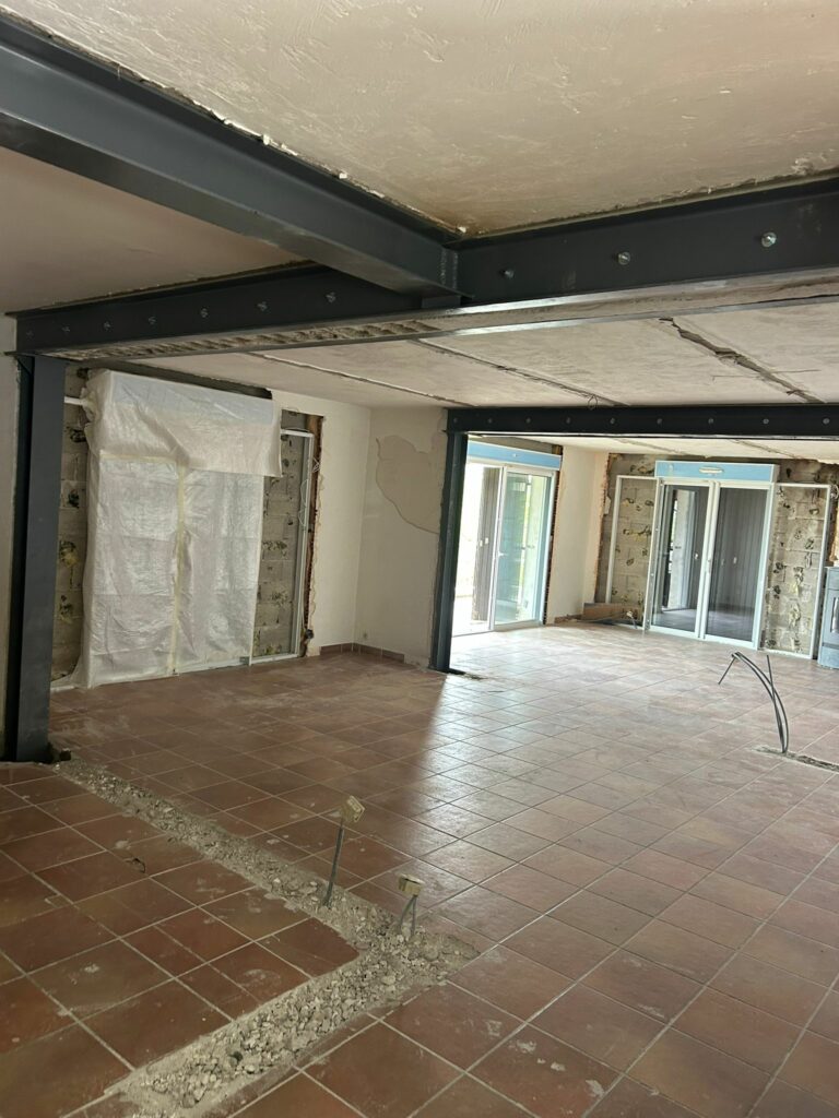 Agrandissement d’ouvertures dans murs porteurs avec renforcement par structure métallique à Tourrettes-sur-Loup - Ouverture et Démolition de Murs Porteurs Agrandissement d’ouvertures dans murs porteurs avec renforcement par structure métallique à Tourrettes-sur-Loup - Agrandissement d'une baie