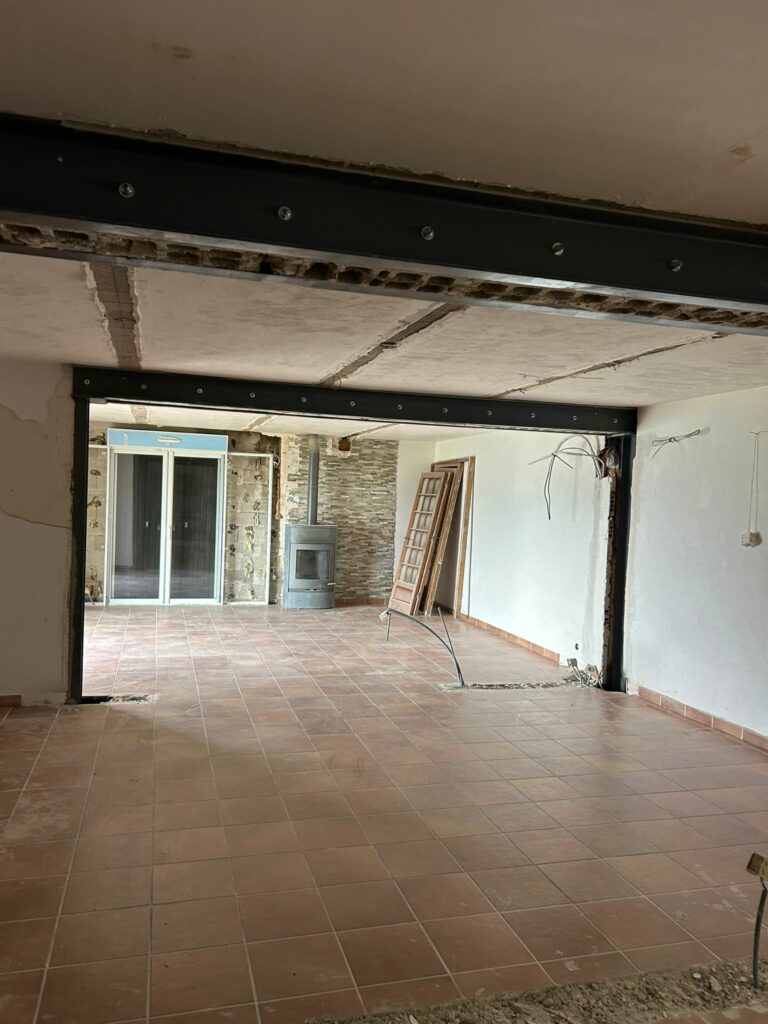 Agrandissement d’ouvertures dans murs porteurs avec renforcement par structure métallique à Tourrettes-sur-Loup - Ouverture et Démolition de Murs Porteurs Agrandissement d’ouvertures dans murs porteurs avec renforcement par structure métallique à Tourrettes-sur-Loup - Agrandissement d'une baie