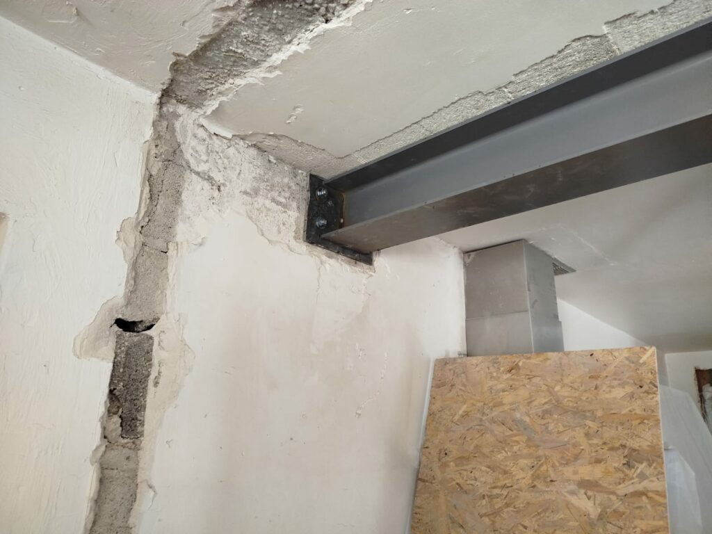 Agrandissement d’ouvertures dans murs porteurs avec renforcement par structure métallique à Tourrettes-sur-Loup - Ouverture et Démolition de Murs Porteurs Agrandissement d’ouvertures dans murs porteurs avec renforcement par structure métallique à Tourrettes-sur-Loup - Agrandissement d'une baie