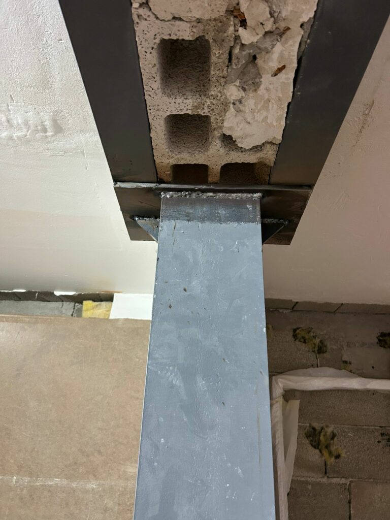 Agrandissement d’ouvertures dans murs porteurs avec renforcement par structure métallique à Tourrettes-sur-Loup - Ouverture et Démolition de Murs Porteurs Agrandissement d’ouvertures dans murs porteurs avec renforcement par structure métallique à Tourrettes-sur-Loup - Agrandissement d'une baie