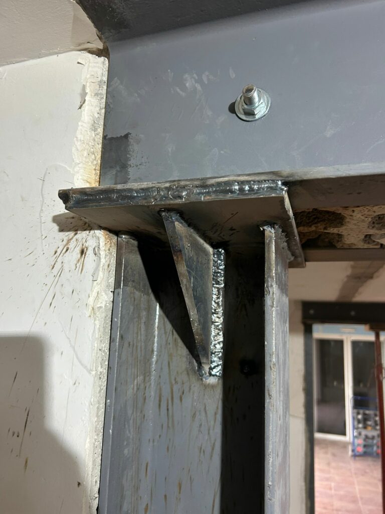 Agrandissement d’ouvertures dans murs porteurs avec renforcement par structure métallique à Tourrettes-sur-Loup - Ouverture et Démolition de Murs Porteurs Agrandissement d’ouvertures dans murs porteurs avec renforcement par structure métallique à Tourrettes-sur-Loup - Agrandissement d'une baie