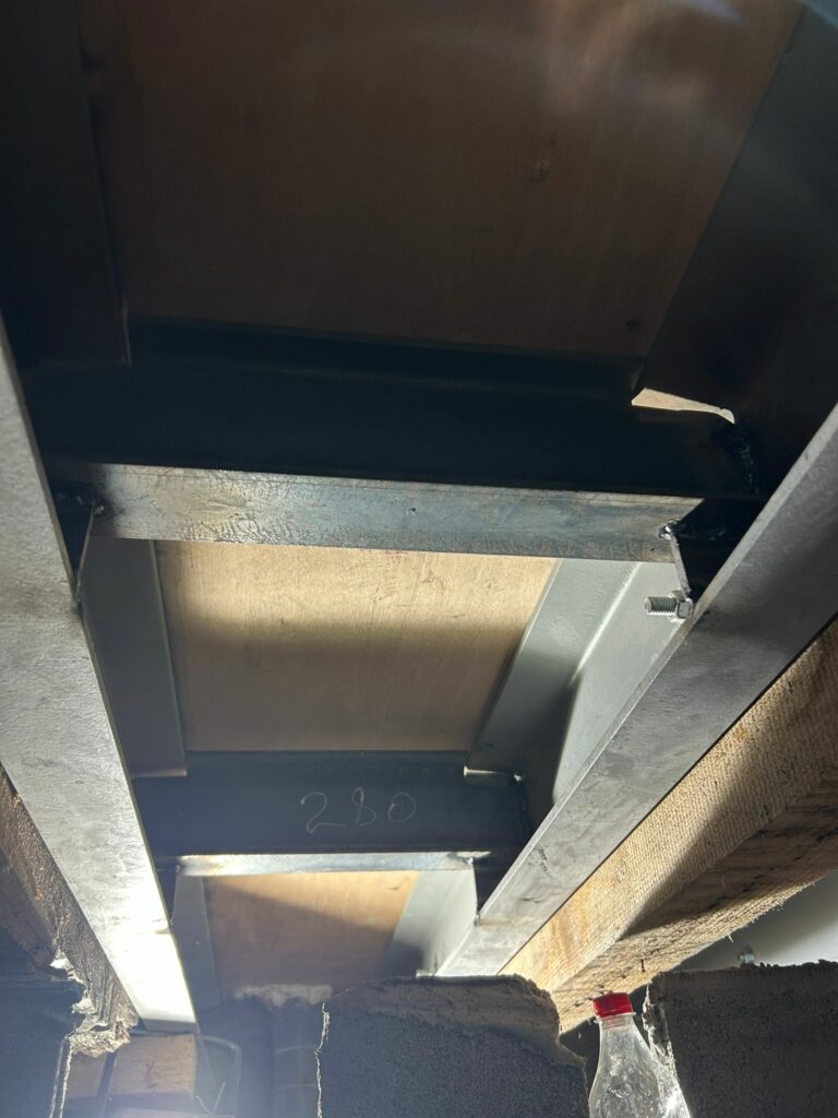 Confortement de plancher bois par structure métallique à Grasse - Ouverture et Démolition de Murs Porteurs Confortement de plancher bois par structure métallique à Grasse - Renforcement des poutres